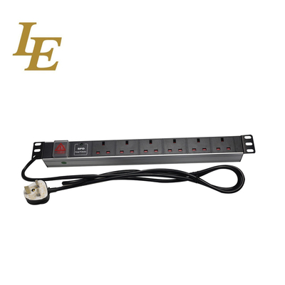 19 inch zwart aluminium 6weg 8-uitlaat UK PDU met schakelaar 3x1.5mm2 kabel met BS1363 13A Britse stekker